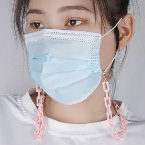 Dettaglio catena per maschera in plastica rosa confetto, accessorio per occhiali anti-smarrimento.