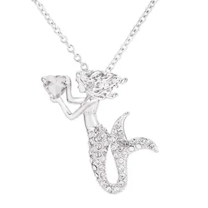Gros plan détaillé d'un joli collier pendentif sirène en argent avec zircone cœur.