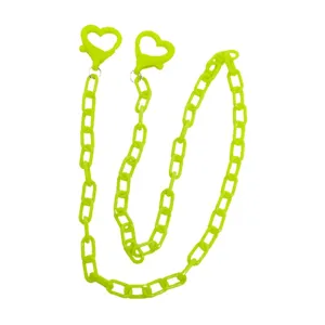 Catena per mascherina in acrilico verde neon con chiusure a cuore per uso quotidiano.