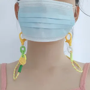 Vista dettagliata della catena per mascherina da bambini con smiley, cordino colorato.