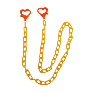 Catena per maschera in acrilico con chiusure a cuore, cordino per occhiali e accessorio borsa.