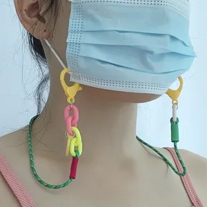 Catena per mascherina colorata per bambini cordino in poliestere regolabile con anelli in plastica.