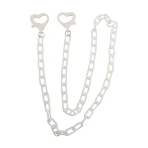 Dettaglio catena in acrilico bianco con chiusura a cuore per uso quotidiano e accessori