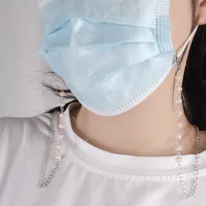 Catena per maschera di perle di cristallo e cinturino per occhiali, dettaglio elegante.