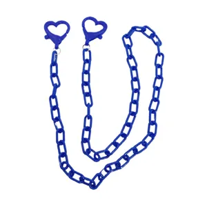 Vista di dettaglio ravvicinata della catena a cuore in plastica blu, accessorio.