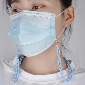 Dettaglio catenella per maschera in plastica azzurra, cordino porta occhiali minimalista