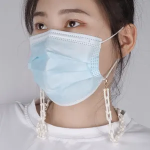 Dettaglio del cinturino per maschera a catena bianca, elegante accessorio chic.