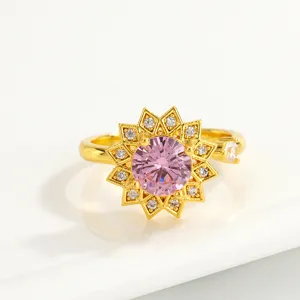 Wunderschöner drehbarer Blumenring mit rosa Zirkoniamitte und funkelnden Steinen im Detail.