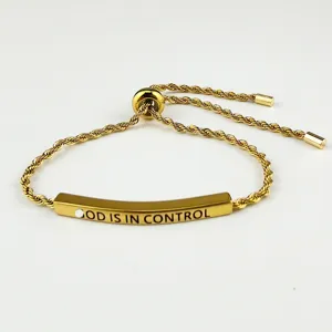 Primo piano del bracciale a catena in corda di acciaio al titanio dorato con barra curva.