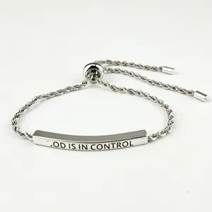 Bracciale regolabile in catena di corda d'acciaio al titanio con dettaglio inciso.