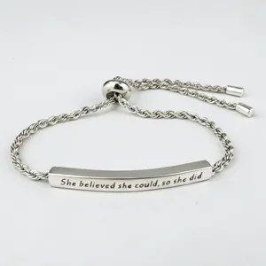 Bracciale regolabile in corda d'acciaio inossidabile con barra curva incisa ispiratrice.