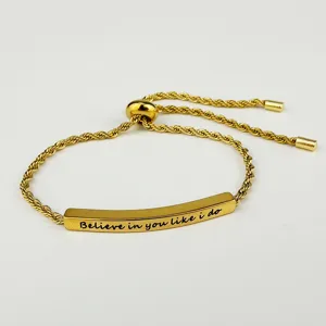 Bracciale in corda di acciaio al titanio dorato con design regolabile e tubo inciso motivazionale.