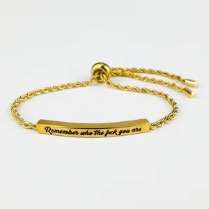 Dettaglio bracciale cordoncino in acciaio titanio, asta curva regolabile con incisione.