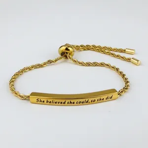 Primo piano dettagliato del bracciale con catena a corda in acciaio al titanio con incisione.