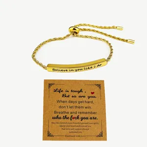 Bracciale regolabile in corda d'acciaio al titanio con barra curva incisa e biglietto.