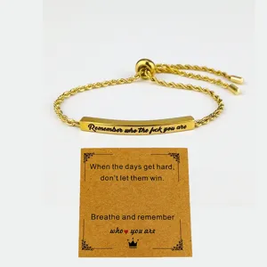 Bracciale regolabile in corda d'acciaio al titanio dorato con barra motivazionale incisa.