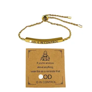 Bracciale regolabile in acciaio inossidabile dorato con barra incisa e cartolina.