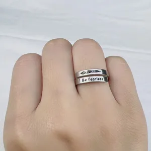 Primo piano dell'anello regolabile a doppio strato in acciaio inossidabile in stile vintage.