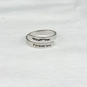 Anello doppio regolabile in acciaio inossidabile con delicato motivo di vite e incisione d'amore.