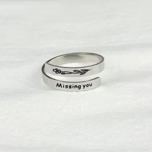 Anello regolabile in acciaio inossidabile con incisione floreale e testo missing you.