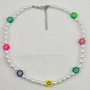 Vista ravvicinata e dettagliata della collana di perle con fiori sorridenti colorati.