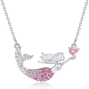 Détail exquis du pendentif queue de sirène avec des cristaux roses et blancs scintillants.