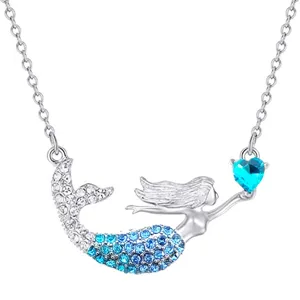 Détail du collier pendentif sirène en cristal bleu étincelant avec chaîne argentée.