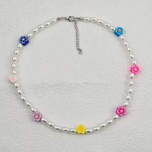 Elegante collana di perle di fiori con ciondoli in argilla polimerica colorata.