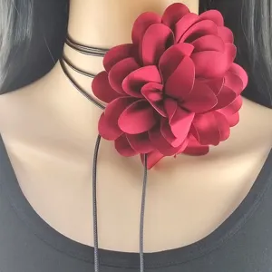 Collana girocollo con fiore in tessuto fatto a mano da donna, catena clavicolare floreale 3D.