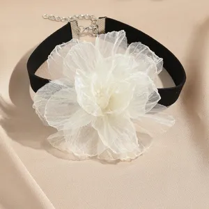Elegante collana choker in velluto nero con grande fiore trasparente, perfetta per look chic.