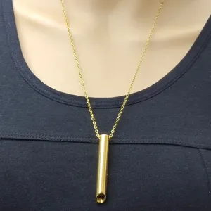 Primo piano dettagliato del ciondolo della collana di respirazione mindfulness.