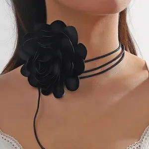 Collana girocollo con fiore in tessuto nero, catena in corda multistrato, gioiello clavicola stile cool.