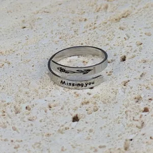 Anello doppio regolabile in acciaio inossidabile con incisione delicata e motivo floreale.