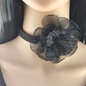Collana girocollo con fiore in tessuto nero, elegante catena clavicola camelia retrò dettaglio.