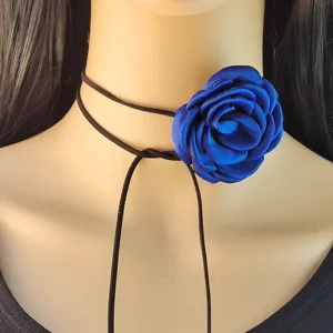 Elegante collana girocollo con fiore di rosa in tessuto blu e lacci neri dettaglio.