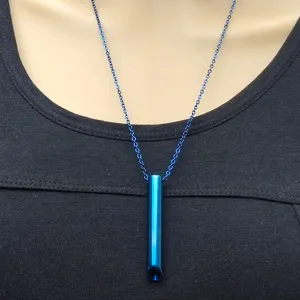 Collana con ciondolo respirazione in acciaio inossidabile, vista dettagliata blu cilindrica.