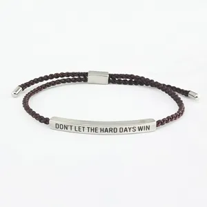 Bracciale in corda intrecciata in acciaio al titanio con citazione ispiratrice vista dettagliata