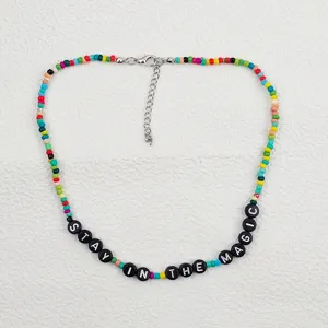 Collana di perline colorate con ciondoli lettere, gioielli bohémien alla moda per donne.