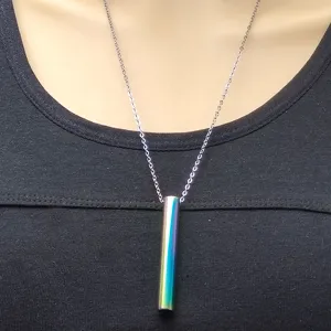 Primo piano dettagliato del ciondolo per collana di respirazione in acciaio inossidabile.