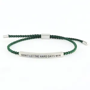Bracciale in corda intrecciata verde con barra metallica incisa e regolabile per tutti