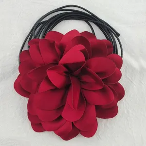 Collare choker con grande fiore in tessuto rosso dettaglio camelia in rilievo 3d.