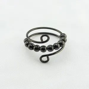 Schwarzer Fidget Ring aus Stahl mit beweglichen Perlen, verstellbarer Anti-Stress Ring Detail.