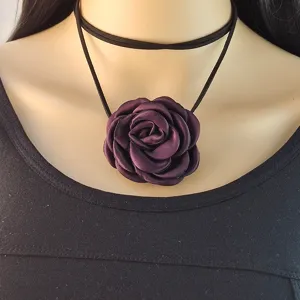 Elegante collana girocollo con fiore di rosa in tessuto viola scuro, stile retrò francese in velluto.