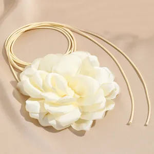 Collana girocollo con fiore in tessuto fatto a mano, design camelia 3D con lunghi lacci eleganti.
