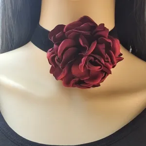 Girocollo con collana di fiori di rosa in tessuto bordeaux vintage, elegante fascia in velluto.
