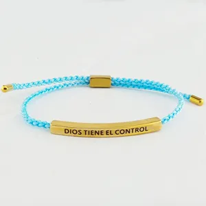 Bracciale intrecciato regolabile con barra in acciaio inox dorato e testo inciso.