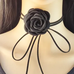 Girocollo floreale nero in tessuto con lunghi lacci, dettaglio di collana con rosa vintage.