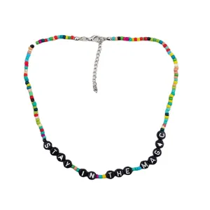 Collana di perle colorate con ciondoli di lettere stile bohémien estivo per donna