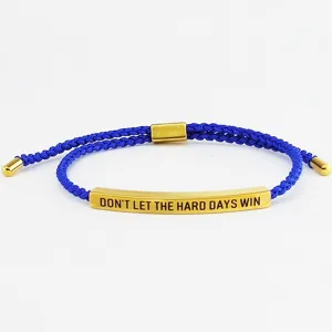 Bracciale intrecciato blu fatto a mano con barra curva in acciaio al titanio dorato, regolabile.