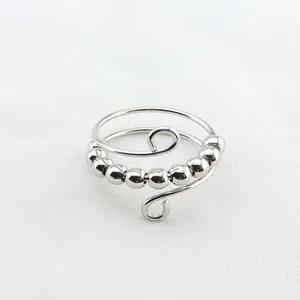 Nahaufnahme des silbernen Anti-Stress-Rings mit beweglichen Perlen und verstellbarem Band.